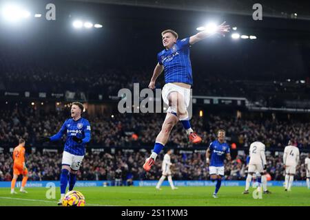 Liam Delap von Ipswich Town feiert das erste Tor ihrer Mannschaft während des Premier League-Spiels in der Portman Road, Ipswich. Bilddatum: Montag, 30. Dezember 2024. Stockfoto