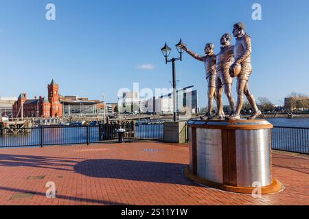 Cardiff Bay Rugby Codebreakers Statue, Cardiff Bay, Wales, Großbritannien Stockfoto