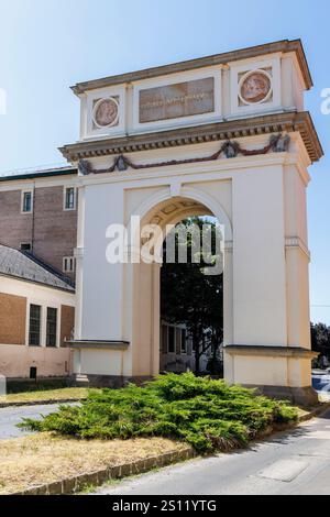 Triumphbogen, erbaut für den Besuch von Kaiserin Maria Theresia im Jahr 1764 in Vac, Ungarn Stockfoto