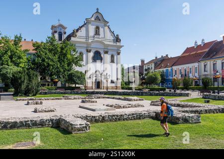 Überreste der Michaeliskirche auf dem Hauptplatz vor der Dominikanerkirche unserer Lieben Frau vom Sieg, Vac, Ungarn Stockfoto