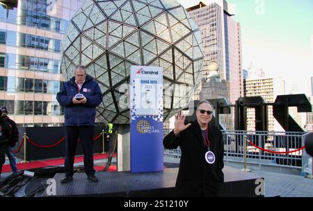 30. Dezember 2024, Cidade de Nova Iorque, Nova Iorque: (Neu) Blick auf den Ball Drop vom Dach des einmaligen Platzes. 30. Dezember 2024, New york, usa: Der Blick auf den Ball Drop am Silvesterabend direkt vom Dach eines ehemaligen Square Building in New york. Die Organisatoren machen einen Test des Ballabfalls vor Silvester. Um genau 23:59 Uhr fährt der Ball 60 Sekunden lang den Fahnenmast hinunter, um den Start ins neue Jahr zu signalisieren. Die Show wird Live-Auftritte von Mark Ambor, mickey guyton, rita ora, carrie underwood, jonas Brothers, megan Trottel, sophie ellis-bexto Stockfoto