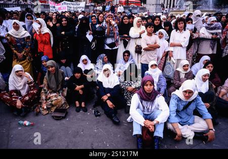 Muslimische Frauen nehmen an der Kundgebung für den Islam am Trafalgar Square, London, Teil. August 1995 Stockfoto