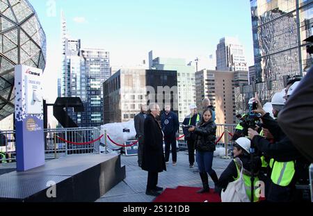 30. Dezember 2024, Cidade de Nova Iorque, Nova Iorque: (Neu) Blick auf den Ball Drop vom Dach des einmaligen Platzes. 30. Dezember 2024, New york, usa: Der Blick auf den Ball Drop am Silvesterabend direkt vom Dach eines ehemaligen Square Building in New york. Die Organisatoren machen einen Test des Ballabfalls vor Silvester. Um genau 23:59 Uhr fährt der Ball 60 Sekunden lang den Fahnenmast hinunter, um den Start ins neue Jahr zu signalisieren. Die Show wird Live-Auftritte von Mark Ambor, mickey guyton, rita ora, carrie underwood, jonas Brothers, megan Trottel, sophie ellis-bexto Stockfoto