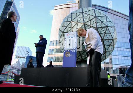 30. Dezember 2024, Cidade de Nova Iorque, Nova Iorque: (Neu) Blick auf den Ball Drop vom Dach des einmaligen Platzes. 30. Dezember 2024, New york, usa: Der Blick auf den Ball Drop am Silvesterabend direkt vom Dach eines ehemaligen Square Building in New york. Die Organisatoren machen einen Test des Ballabfalls vor Silvester. Um genau 23:59 Uhr fährt der Ball 60 Sekunden lang den Fahnenmast hinunter, um den Start ins neue Jahr zu signalisieren. Die Show wird Live-Auftritte von Mark Ambor, mickey guyton, rita ora, carrie underwood, jonas Brothers, megan Trottel, sophie ellis-bexto Stockfoto