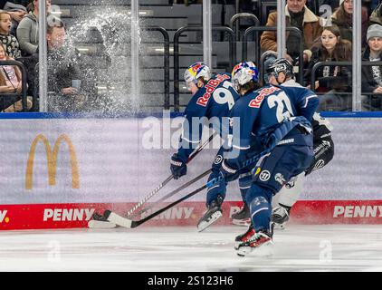 München, Deutschland. Dezember 2024 30. Kampf um den Puck von Filip Varejcka (EHC Red Bull Muenchen, #91) und Nico Kraemmer (EHC Red Bull Muenchen, #21) mit Fabio Pfohl (Grizzlys Wolfsburg, #95). GER, EHC Red Bull München vs. Grizzlys Wolfsburg, Eishockey, DEL, 32. Spieltag, Saison 2024/2025, 30.12.2024. Foto: Eibner-Pressefoto/Franz feiner Credit: dpa/Alamy Live News Stockfoto