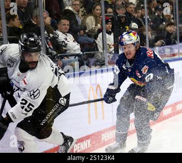 München, Deutschland. Dezember 2024 30. Von links Darren ARCHIBALD (Wolfsburg), Emil JOHANSSON (München), Eishockey, DEL, 2024/25, 30.12.24, EHC Red Bull München vs Grizzlys Wolfsburg, München, SAP Garden, Credit: dpa/Alamy Live News Stockfoto