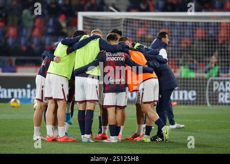 Bologna, Italien. 30. Dezember 2024; Stadio Renato Dall Ara, Bologna, Italien, Serie A Fußball, Bologna gegen Hellas Verona; Bologna FC Fußballer beim Bologna FC-Hellas Verona FC Aufwärmtraining im Renato dall'Ara Stadion Credit: Action Plus Sports Images/Alamy Live News Stockfoto