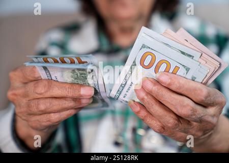 Nahaufnahme weiblicher Hand, die US-Dollar zählt. Finanzgeschäftskonzept Stockfoto