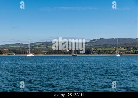 RIBADEO, SPANIEN - 3. SEPTEMBER 2022: Blick auf Segelboote in der EO (oder Ribadeo)-Mündung, an der Grenze zwischen Galicien und Asturien in Nordspanien Stockfoto