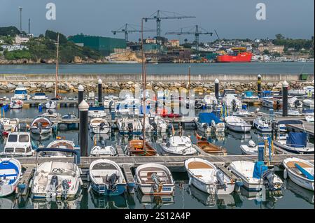 RIBADEO, SPANIEN - 30. AUGUST 2022: Blick auf den Hafen von Ribadeo (Galicien), mit den Werften des Hafens von Figueras (Asturien) im Hintergrund, in t Stockfoto