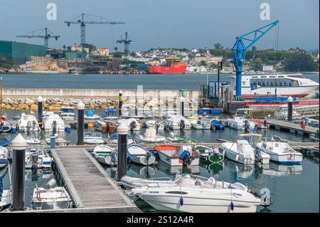 RIBADEO, SPANIEN - 30. AUGUST 2022: Blick auf den Hafen von Ribadeo (Galicien), mit den Werften des Hafens von Figueras (Asturien) im Hintergrund, in t Stockfoto