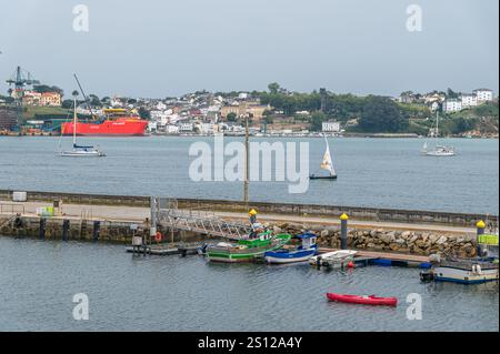 RIBADEO, SPANIEN - 30. AUGUST 2022: Blick auf den Hafen von Ribadeo (Galicien), mit den Werften des Hafens von Figueras (Asturien) im Hintergrund, in t Stockfoto
