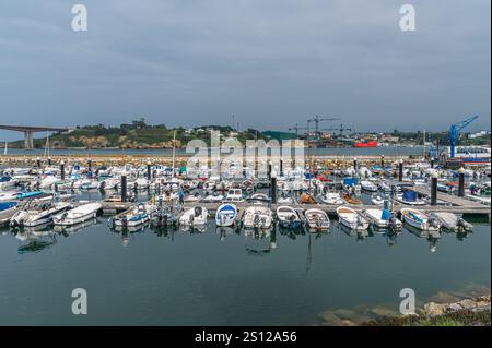RIBADEO, SPANIEN - 30. AUGUST 2022: Blick auf den Hafen von Ribadeo (Galicien), mit den Werften des Hafens von Figueras (Asturien) im Hintergrund, in t Stockfoto