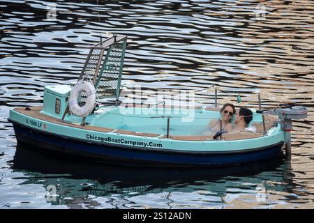 Chicago, USA. 30. Dezember 2024. Ein Paar genießt vor Silvester einen schwimmenden Wannen-Whirlpool in der Innenstadt von Chicago. Quelle: Stephen Chung / Alamy Live News Stockfoto