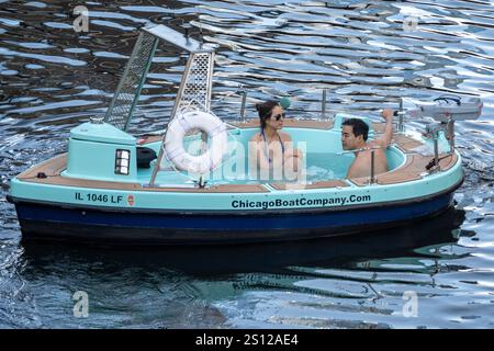 Chicago, USA. 30. Dezember 2024. Ein Paar genießt vor Silvester einen schwimmenden Wannen-Whirlpool in der Innenstadt von Chicago. Quelle: Stephen Chung / Alamy Live News Stockfoto