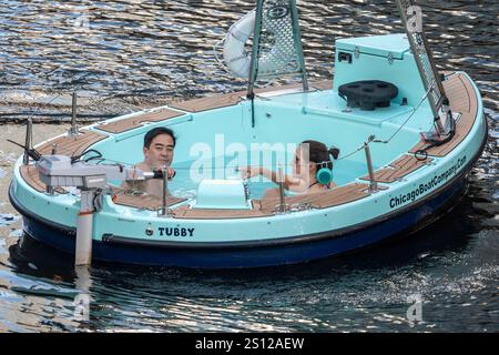 Chicago, USA. 30. Dezember 2024. Ein Paar genießt vor Silvester einen schwimmenden Wannen-Whirlpool in der Innenstadt von Chicago. Quelle: Stephen Chung / Alamy Live News Stockfoto