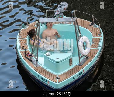 Chicago, USA. 30. Dezember 2024. Ein Paar genießt vor Silvester einen schwimmenden Wannen-Whirlpool in der Innenstadt von Chicago. Quelle: Stephen Chung / Alamy Live News Stockfoto