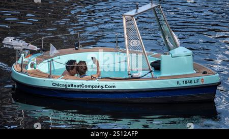 Chicago, USA. 30. Dezember 2024. Ein Paar genießt vor Silvester einen schwimmenden Wannen-Whirlpool in der Innenstadt von Chicago. Quelle: Stephen Chung / Alamy Live News Stockfoto