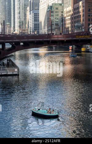 Chicago, USA. 30. Dezember 2024. Ein Paar genießt vor Silvester einen schwimmenden Wannen-Whirlpool in der Innenstadt von Chicago. Quelle: Stephen Chung / Alamy Live News Stockfoto