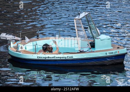 Chicago, USA. 30. Dezember 2024. Ein Paar genießt vor Silvester einen schwimmenden Wannen-Whirlpool in der Innenstadt von Chicago. Quelle: Stephen Chung / Alamy Live News Stockfoto