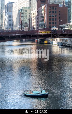 Chicago, USA. 30. Dezember 2024. Ein Paar genießt vor Silvester einen schwimmenden Wannen-Whirlpool in der Innenstadt von Chicago. Quelle: Stephen Chung / Alamy Live News Stockfoto