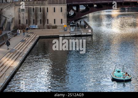 Chicago, USA. 30. Dezember 2024. Ein Paar genießt vor Silvester einen schwimmenden Wannen-Whirlpool in der Innenstadt von Chicago. Quelle: Stephen Chung / Alamy Live News Stockfoto