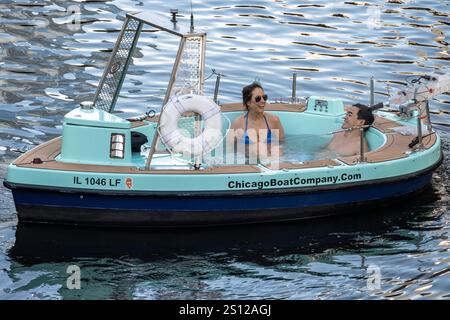 Chicago, USA. 30. Dezember 2024. Ein Paar genießt vor Silvester einen schwimmenden Wannen-Whirlpool in der Innenstadt von Chicago. Quelle: Stephen Chung / Alamy Live News Stockfoto