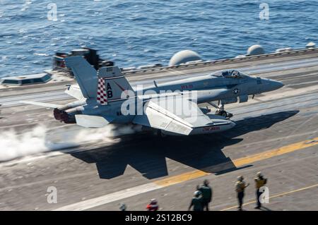 FA-18E Super Hornet der VFA-211 startet von der USS Harry S. Truman (CVN-75) im Ionischen Meer am 25. Februar 2022 (220225) Stockfoto