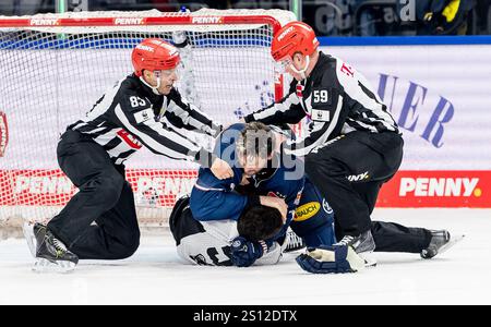 München, Deutschland. Dezember 2024 30. Schlaegerei zwischen Konrad Abeltshauser (EHC Red Bull Muenchen, #16) und Andy Miele (Grizzlys Wolfsburg, #51) unmittelbar nach Spielende. GER, EHC Red Bull München vs. Grizzlys Wolfsburg, Eishockey, DEL, 32. Spieltag, Saison 2024/2025, 30.12.2024. Foto: Eibner-Pressefoto/Franz feiner Credit: dpa/Alamy Live News Stockfoto