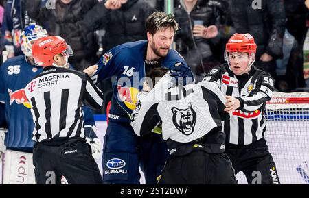 München, Deutschland. Dezember 2024 30. Schlaegerei zwischen Konrad Abeltshauser (EHC Red Bull Muenchen, #16) und Andy Miele (Grizzlys Wolfsburg, #51) unmittelbar nach Spielende. GER, EHC Red Bull München vs. Grizzlys Wolfsburg, Eishockey, DEL, 32. Spieltag, Saison 2024/2025, 30.12.2024. Foto: Eibner-Pressefoto/Franz feiner Credit: dpa/Alamy Live News Stockfoto