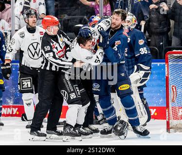 München, Deutschland. Dezember 2024 30. Schlaegerei zwischen Konrad Abeltshauser (EHC Red Bull Muenchen, #16) und Andy Miele (Grizzlys Wolfsburg, #51) unmittelbar nach Spielende. GER, EHC Red Bull München vs. Grizzlys Wolfsburg, Eishockey, DEL, 32. Spieltag, Saison 2024/2025, 30.12.2024. Foto: Eibner-Pressefoto/Franz feiner Credit: dpa/Alamy Live News Stockfoto