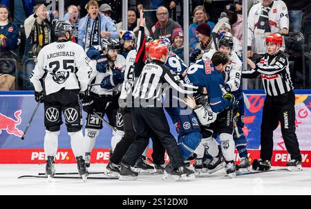 München, Deutschland. Dezember 2024 30. Schlaegerei zwischen Konrad Abeltshauser (EHC Red Bull Muenchen, #16) und Andy Miele (Grizzlys Wolfsburg, #51) unmittelbar nach Spielende. GER, EHC Red Bull München vs. Grizzlys Wolfsburg, Eishockey, DEL, 32. Spieltag, Saison 2024/2025, 30.12.2024. Foto: Eibner-Pressefoto/Franz feiner Credit: dpa/Alamy Live News Stockfoto