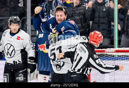 München, Deutschland. Dezember 2024 30. Schlaegerei zwischen Konrad Abeltshauser (EHC Red Bull Muenchen, #16) und Andy Miele (Grizzlys Wolfsburg, #51) unmittelbar nach Spielende. GER, EHC Red Bull München vs. Grizzlys Wolfsburg, Eishockey, DEL, 32. Spieltag, Saison 2024/2025, 30.12.2024. Foto: Eibner-Pressefoto/Franz feiner Credit: dpa/Alamy Live News Stockfoto