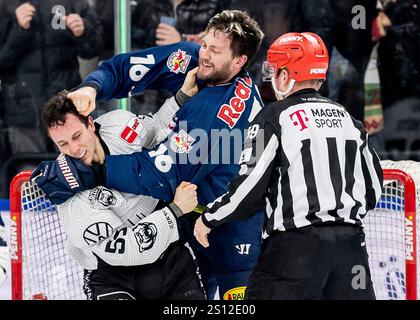 München, Deutschland. Dezember 2024 30. Schlaegerei zwischen Konrad Abeltshauser (EHC Red Bull Muenchen, #16) und Andy Miele (Grizzlys Wolfsburg, #51) unmittelbar nach Spielende. GER, EHC Red Bull München vs. Grizzlys Wolfsburg, Eishockey, DEL, 32. Spieltag, Saison 2024/2025, 30.12.2024. Foto: Eibner-Pressefoto/Franz feiner Credit: dpa/Alamy Live News Stockfoto