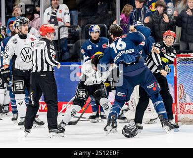 München, Deutschland. Dezember 2024 30. Schlaegerei zwischen Konrad Abeltshauser (EHC Red Bull Muenchen, #16) und Andy Miele (Grizzlys Wolfsburg, #51) unmittelbar nach Spielende. GER, EHC Red Bull München vs. Grizzlys Wolfsburg, Eishockey, DEL, 32. Spieltag, Saison 2024/2025, 30.12.2024. Foto: Eibner-Pressefoto/Franz feiner Credit: dpa/Alamy Live News Stockfoto