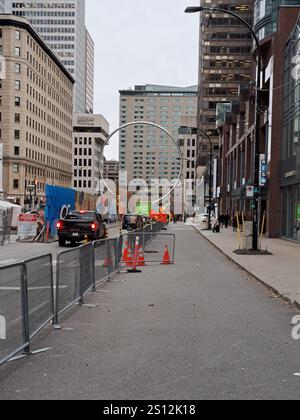 Gigantischer Ring am Esplanade Place Ville Marie im Zentrum von Montreal, Quebec, Kanada Stockfoto