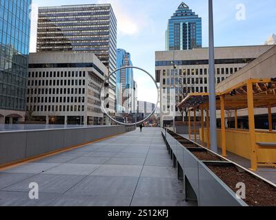 Gigantischer Ring am Esplanade Place Ville Marie im Zentrum von Montreal, Quebec, Kanada Stockfoto