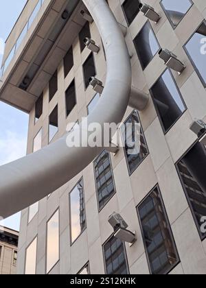 Gigantischer Ring am Esplanade Place Ville Marie im Zentrum von Montreal, Quebec, Kanada Stockfoto