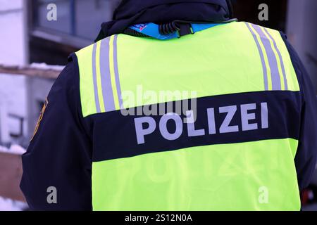Oberstdorf, Deutschland. Dezember 2024. Die Polizei, dein Freund und Helfer, beim Auftaktspringen 73. Vierschanzentournee Oberstdorf Credit: dpa/Alamy Live News Stockfoto
