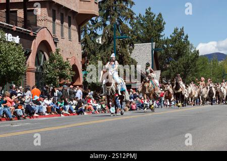 Rodeo-Parade-Szene mit Frau Reiten dekoriertes Pferd in Town, Wagon Days, Sun Valley, Idaho Stockfoto