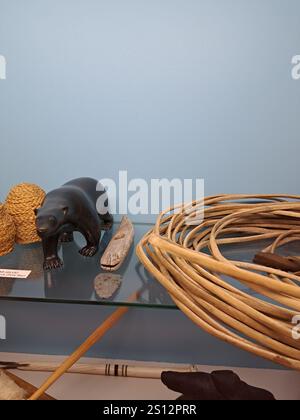Eisbären-Steinschnitzerei im Itsanitaq Museum auf der La Vérendrye Avenue in Churchill, Manitoba, Kanada Stockfoto