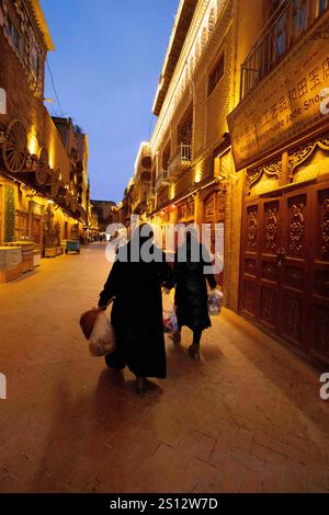 Kashgar, Xinjiang, China. Dezember 2024. Der alte Markt in Kashgar, Xinjiang, ist ein pulsierendes Zentrum von kultureller und historischer Bedeutung. Der Markt ist bekannt für sein traditionelles Kunsthandwerk, Gewürze und Textilien und bietet einen Einblick in das reiche Erbe der Uiguren und die vielfältigen Einflüsse der Seidenstraße. L'ancien marché de Kashgar, dans le Xinjiang, EST un Centre vivant de Culture et d'histoire. Réputé pour ses artisanats traditionnels, ses épices et ses textiles, ce marché offre un apercu du riche patrimoine du peuple ouÃ¯ghour et des Inputs variées de la Route de la Soie. ( Stockfoto