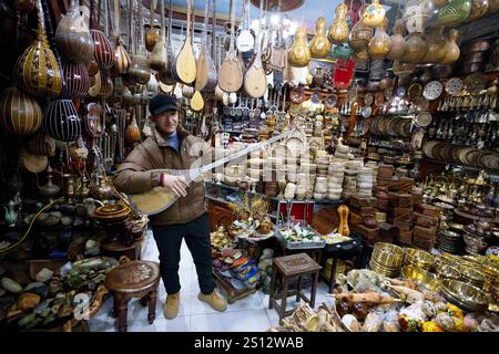 Kashgar, Xinjiang, China. Dezember 2024. Der alte Markt in Kashgar, Xinjiang, ist ein pulsierendes Zentrum von kultureller und historischer Bedeutung. Der Markt ist bekannt für sein traditionelles Kunsthandwerk, Gewürze und Textilien und bietet einen Einblick in das reiche Erbe der Uiguren und die vielfältigen Einflüsse der Seidenstraße. L'ancien marché de Kashgar, dans le Xinjiang, EST un Centre vivant de Culture et d'histoire. Réputé pour ses artisanats traditionnels, ses épices et ses textiles, ce marché offre un apercu du riche patrimoine du peuple ouÃ¯ghour et des Inputs variées de la Route de la Soie. ( Stockfoto