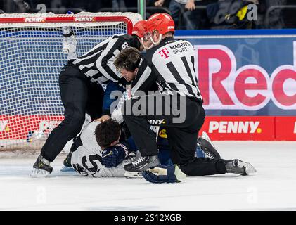 Schlaegerei zwischen Konrad Abeltshauser (EHC Red Bull Muenchen, #16) und Andy Miele (Grizzlys Wolfsburg, #51) unmittelbar nach Spielende. GER, EHC Red Bull München vs. Grizzlys Wolfsburg, Eishockey, DEL, 32. Spieltag, Saison 2024/2025, 30.12.2024. Foto: Eibner-Pressefoto/Franz Feiner Stockfoto