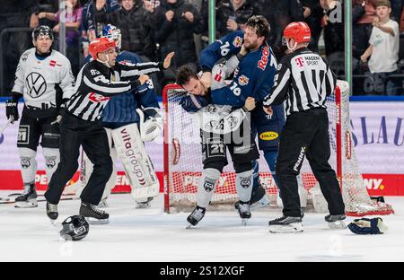 Schlaegerei zwischen Konrad Abeltshauser (EHC Red Bull Muenchen, #16) und Andy Miele (Grizzlys Wolfsburg, #51) unmittelbar nach Spielende. GER, EHC Red Bull München vs. Grizzlys Wolfsburg, Eishockey, DEL, 32. Spieltag, Saison 2024/2025, 30.12.2024. Foto: Eibner-Pressefoto/Franz Feiner Stockfoto