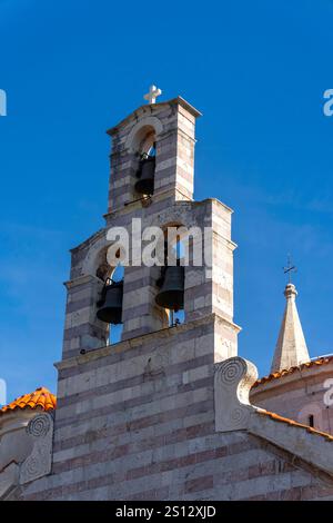 Glockenturm am Kloster in der mittelalterlichen Stadt Budva, Montenegro Stockfoto