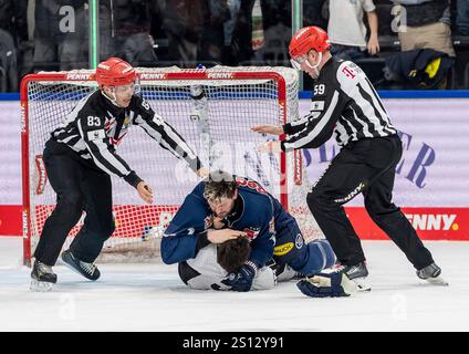 München, Deutschland. Dezember 2024 30. Schlaegerei zwischen Konrad Abeltshauser (EHC Red Bull Muenchen, #16) und Andy Miele (Grizzlys Wolfsburg, #51) unmittelbar nach Spielende. GER, EHC Red Bull München vs. Grizzlys Wolfsburg, Eishockey, DEL, 32. Spieltag, Saison 2024/2025, 30.12.2024. Foto: Eibner-Pressefoto/Franz feiner Credit: dpa/Alamy Live News Stockfoto