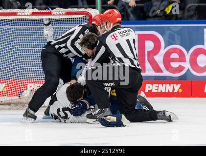 München, Deutschland. Dezember 2024 30. Schlaegerei zwischen Konrad Abeltshauser (EHC Red Bull Muenchen, #16) und Andy Miele (Grizzlys Wolfsburg, #51) unmittelbar nach Spielende. GER, EHC Red Bull München vs. Grizzlys Wolfsburg, Eishockey, DEL, 32. Spieltag, Saison 2024/2025, 30.12.2024. Foto: Eibner-Pressefoto/Franz feiner Credit: dpa/Alamy Live News Stockfoto