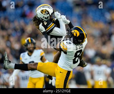 Nashville, Tennessee, USA. Dezember 2024 30. Missouri Wide Receiver Marquis Johnson (2) springt in der zweiten Hälfte des Music City Bowl College Football Spiels am 30. Dezember 2024 in Nashville, Tennessee, um einen 44-Yard-Pass über Iowa Defensive Back Deshaun Lee (8) zu bringen. Missouri schlug Iowa, 27-24. (Kreditbild: © Scott Coleman/ZUMA Press Wire) NUR REDAKTIONELLE VERWENDUNG! Nicht für kommerzielle ZWECKE! Quelle: ZUMA Press, Inc./Alamy Live News Stockfoto