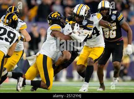 Nashville, Tennessee, USA. Dezember 2024 30. Der Missouri Wide Receiver Marquis Johnson (2) wird während der zweiten Hälfte des Music City Bowl College Football Spiels am 30. Dezember 2024 in Nashville, Tennessee, auf einem Carry bekämpft. Missouri schlug Iowa, 27-24. (Kreditbild: © Scott Coleman/ZUMA Press Wire) NUR REDAKTIONELLE VERWENDUNG! Nicht für kommerzielle ZWECKE! Quelle: ZUMA Press, Inc./Alamy Live News Stockfoto